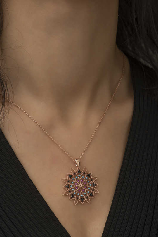 Gümüş Rose Geometrik Desenli Madalyon Kolye