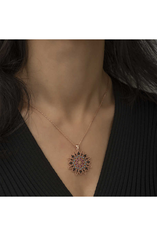 Gümüş Rose Geometrik Desenli Madalyon Kolye