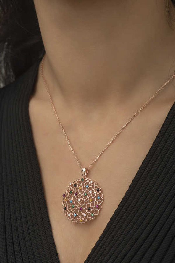 Gümüş Rose Geometrik Desenli Madalyon Kolye