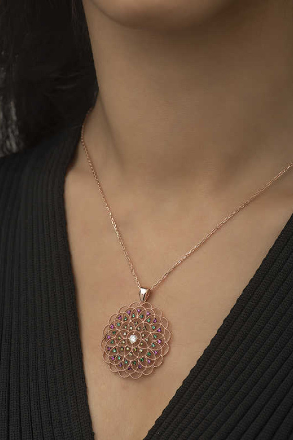 Gümüş Rose Geometrik Desenli Madalyon Kolye