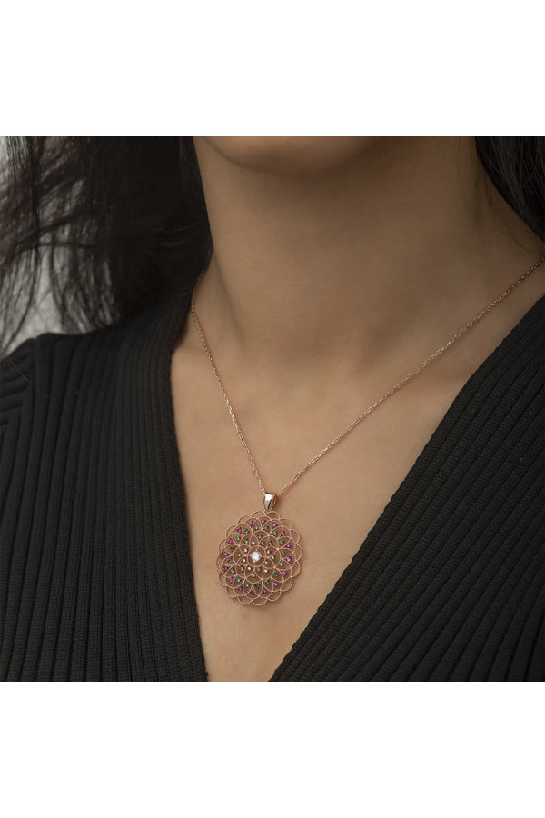 Gümüş Rose Geometrik Desenli Madalyon Kolye