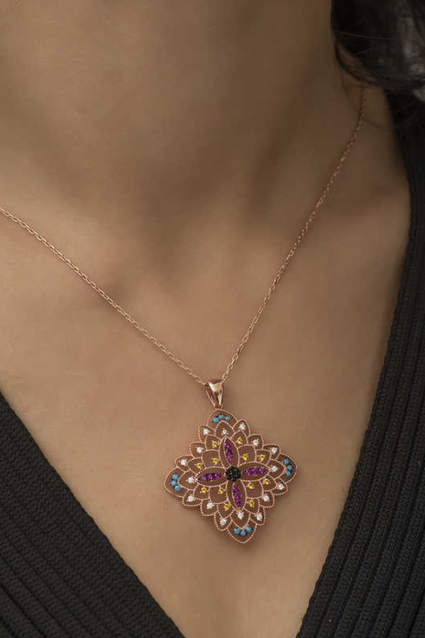 Gümüş Rose Etnik Desenli Madalyon Kolye